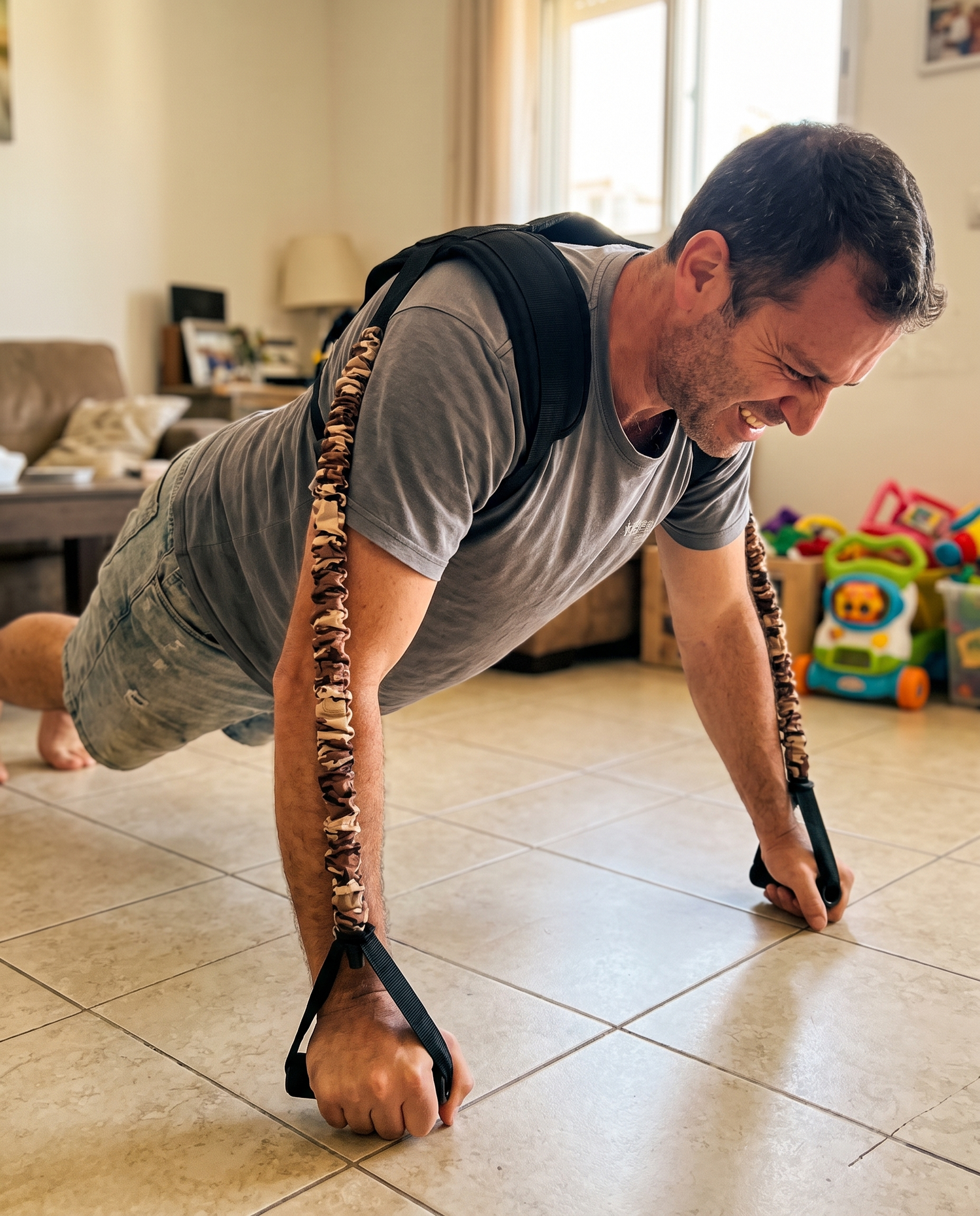 שכיבות סמיכה עם רצועות התנגדות בסלון הבית